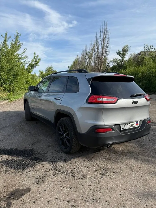 В продаже jeep cherokee kl 2014 года выпуска двигатель 2.4л бензин пробег 195.000 км трансмиссия:автомат(9 ступенчатый zf) привод: 2wd во владении 3 года технически в отличном состоянии. залито новое масло (ravenol 0w-20). стоят дорогие би-лед модули. ходовая полностью обслужена(новые стойки стабилизатора и шаровые) новые колодки. в подарок отдам фильтра для следующего то вся безопасность родная, подушки не срабатывали(1c4pjlcb9ew293024) подводных камней нет, смотрите вин. продажа от собственника! +79496476469 цена 1550000 рублей торг реальному покупателю 📞 звоните: +7(949)6476469 - фотография - 6