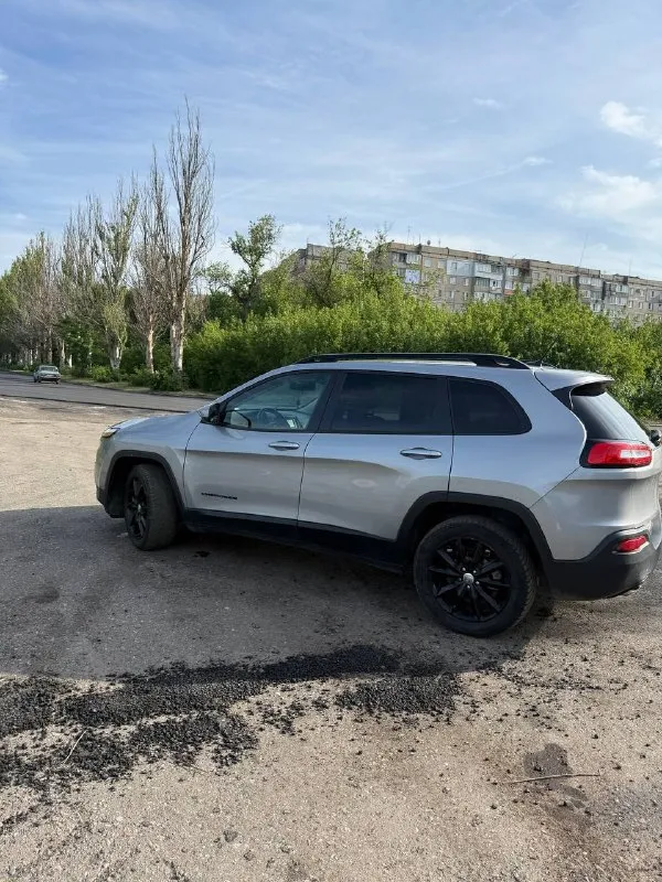 В продаже jeep cherokee kl 2014 года выпуска двигатель 2.4л бензин пробег 195.000 км трансмиссия:автомат(9 ступенчатый zf) привод: 2wd во владении 3 года технически в отличном состоянии. залито новое масло (ravenol 0w-20). стоят дорогие би-лед модули. ходовая полностью обслужена(новые стойки стабилизатора и шаровые) новые колодки. в подарок отдам фильтра для следующего то вся безопасность родная, подушки не срабатывали(1c4pjlcb9ew293024) подводных камней нет, смотрите вин. продажа от собственника! +79496476469 цена 1550000 рублей торг реальному покупателю 📞 звоните: +7(949)6476469 - фотография - 7