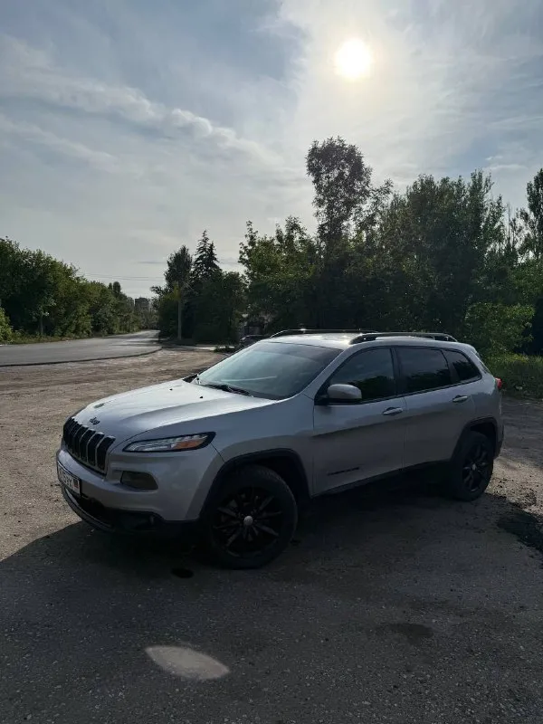 В продаже jeep cherokee kl 2014 года выпуска двигатель 2.4л бензин пробег 195.000 км трансмиссия:автомат(9 ступенчатый zf) привод: 2wd во владении 3 года технически в отличном состоянии. залито новое масло (ravenol 0w-20). стоят дорогие би-лед модули. ходовая полностью обслужена(новые стойки стабилизатора и шаровые) новые колодки. в подарок отдам фильтра для следующего то вся безопасность родная, подушки не срабатывали(1c4pjlcb9ew293024) подводных камней нет, смотрите вин. продажа от собственника! +79496476469 цена 1550000 рублей торг реальному покупателю 📞 звоните: +7(949)6476469 - фотография - 8