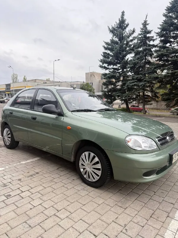 Zaz chance ( chevrolet ланос) 2010г 1.5 литра (двс опель) родной пробег 95 тыс км один единственный собственник с автосалона (птс оригинал одна запись) без единого дтп. весь автомобиль в родном окрасе ! все стекла, включая лобовое заводские. без рыжиков и коррозии. технически на отлично, мотор шепчет. солон состояние нового! даже на палах целлофан заводской сохранился. документально чистая, любой вид оформления. цена 345 тыс торг +79496167066 📲 tg: @djdjv12 📞 звоните: +7(949)6167066 - фотография - 2