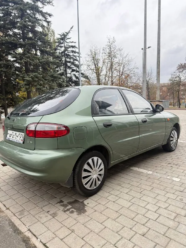 Zaz chance ( chevrolet ланос) 2010г 1.5 литра (двс опель) родной пробег 95 тыс км один единственный собственник с автосалона (птс оригинал одна запись) без единого дтп. весь автомобиль в родном окрасе ! все стекла, включая лобовое заводские. без рыжиков и коррозии. технически на отлично, мотор шепчет. солон состояние нового! даже на палах целлофан заводской сохранился. документально чистая, любой вид оформления. цена 345 тыс торг +79496167066 📲 tg: @djdjv12 📞 звоните: +7(949)6167066 - фотография - 4