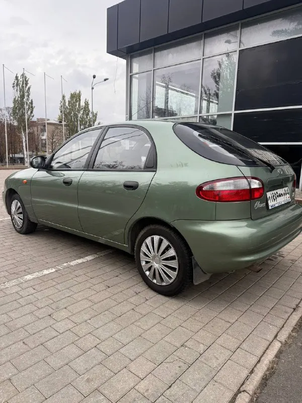 Zaz chance ( chevrolet ланос) 2010г 1.5 литра (двс опель) родной пробег 95 тыс км один единственный собственник с автосалона (птс оригинал одна запись) без единого дтп. весь автомобиль в родном окрасе ! все стекла, включая лобовое заводские. без рыжиков и коррозии. технически на отлично, мотор шепчет. солон состояние нового! даже на палах целлофан заводской сохранился. документально чистая, любой вид оформления. цена 345 тыс торг +79496167066 📲 tg: @djdjv12 📞 звоните: +7(949)6167066 - фотография - 5