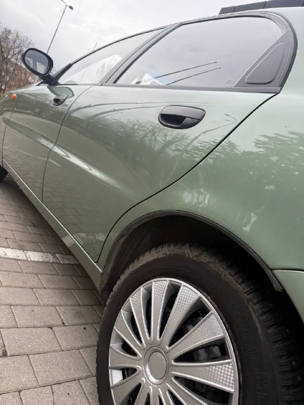 Zaz chance ( chevrolet ланос) 2010г 1.5 литра (двс опель) родной пробег 95 тыс км один единственный собственник с автосалона (птс оригинал одна запись) без единого дтп. весь автомобиль в родном окрасе ! все стекла, включая лобовое заводские. без рыжиков и коррозии. технически на отлично, мотор шепчет. солон состояние нового! даже на палах целлофан заводской сохранился. документально чистая, любой вид оформления. цена 345 тыс торг +79496167066 📲 tg: @djdjv12 📞 звоните: +7(949)6167066 - фотография - 6