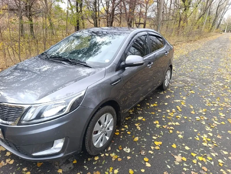 Продам киа рио 3. автомобиль в отличном состоянии. 2013год.212000 пробег. мотор 1.6, механика. гбо евро 4 новое. сигнализация starline с автозапуском, обратной связью и т. д. парктроники. все подогревы :(руль, заднее, лобовое, зеркала, сиденья). климат контроль. магнитола teyes cc3, хорошая музыка. я собственник. г. горловка. цена 950 тысяч. +79493155013 - фотография - 3