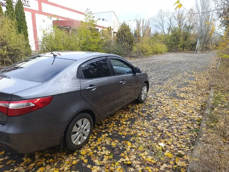 Продам киа рио 3. автомобиль в отличном состоянии. 2013год.212000 пробег. мотор 1.6, механика. гбо евро 4 новое. сигнализация starline с автозапуском, обратной связью и т. д. парктроники. все подогревы :(руль, заднее, лобовое, зеркала, сиденья). климат контроль. магнитола teyes cc3, хорошая музыка. я собственник. г. горловка. цена 950 тысяч. +79493155013 - фотография - 5