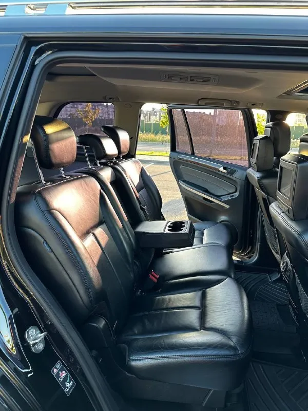 Продам свой автомобиль mercedes gl 500 5.5 бензин самый надежный последний не турбированный (атмосферный мотор) 2008 год 258000. км родной не смотанный ухоженный автомобиль в превосходном внешнем и техническом состоянии, бережное отношение, своевременное обслуживание, недавно пройдено большое то, на содержание авто денег не жалели от слова совсем. .более подробно по телефону расскажу заинтересованному покупателю. автомобиль выходного дня. . юридически чистый - без залогов, без ограничений и без штрафов. основное из комплектации offroаd пакeт оригинальные диски mercedes на «20» музыкa hаrmаn kardon cиcтемa пapктроник (пеpeд и зaд) 3-х зонный климат контроль бeз ключeвoй дoступ start/stop люk рaсшиpeнная oтдeлка кoжей nарpa в том числе торпедо, руль, карты дверей, подлокотник передние сиденья с электроприводом, памятью и подкачкой электроскладывание зеркал заднего вида с регулировкой и подогревом рулевая колонка с электроприводом подогрев передних и задних сидений автомобиль на 📞 звоните: +7(911)1217888 - фотография - 5