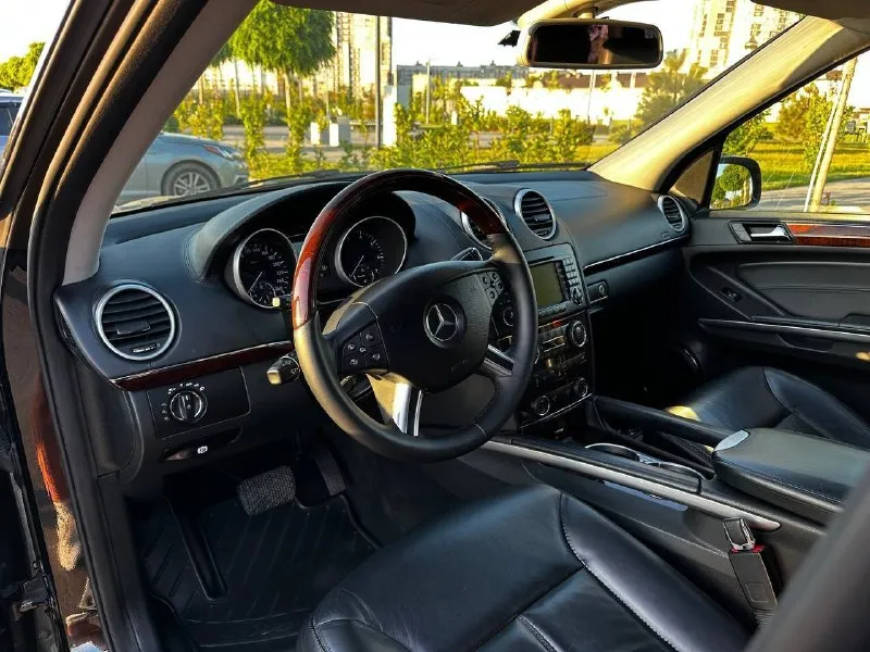 Продам свой автомобиль mercedes gl 500 5.5 бензин самый надежный последний не турбированный (атмосферный мотор) 2008 год 258000. км родной не смотанный ухоженный автомобиль в превосходном внешнем и техническом состоянии, бережное отношение, своевременное обслуживание, недавно пройдено большое то, на содержание авто денег не жалели от слова совсем. .более подробно по телефону расскажу заинтересованному покупателю. автомобиль выходного дня. . юридически чистый - без залогов, без ограничений и без штрафов. основное из комплектации offroаd пакeт оригинальные диски mercedes на «20» музыкa hаrmаn kardon cиcтемa пapктроник (пеpeд и зaд) 3-х зонный климат контроль бeз ключeвoй дoступ start/stop люk рaсшиpeнная oтдeлка кoжей nарpa в том числе торпедо, руль, карты дверей, подлокотник передние сиденья с электроприводом, памятью и подкачкой электроскладывание зеркал заднего вида с регулировкой и подогревом рулевая колонка с электроприводом подогрев передних и задних сидений автомобиль на 📞 звоните: +7(911)1217888 - фотография - 7