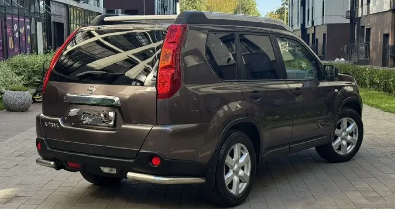 Nissan x-trail 2008 2.5 пробег- 258.000 км. кпп- автомат. полный привод птс- оригинал. 3 ключа. мотор полностью обслужен - запотевания устранены, новые катушки, свечи, масло с фильтром! кпп- также обслужена, новый радиатор охлаждения, трубки, масло с фильтром. кузов весь в родном окрасе за исключением задней левой двери и арки ( была притëртость). пороги, дно, низа дверей, арки - всё целое, заводское! в машине есть всё: мультируль, климат контроль, круиз контроль, доп. свет на крыше штатный, омыватель фар, датчик дождя, датчик света, эл. стекла и зеркала, подогрев сидений, птф, штатная магнитола и т. д. ходовая часть собранная - не гремит, не стучит ( новые шаровые, стойки стабилизатора, сайлентблоки). кардан отбалансирован, крестовины новые! салон ухоженный. юридически чистый! цена: 920.000 руб. тел: +79496462713 - фотография - 3