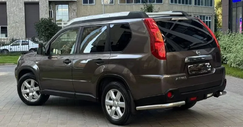 Nissan x-trail 2008 2.5 пробег- 258.000 км. кпп- автомат. полный привод птс- оригинал. 3 ключа. мотор полностью обслужен - запотевания устранены, новые катушки, свечи, масло с фильтром! кпп- также обслужена, новый радиатор охлаждения, трубки, масло с фильтром. кузов весь в родном окрасе за исключением задней левой двери и арки ( была притëртость). пороги, дно, низа дверей, арки - всё целое, заводское! в машине есть всё: мультируль, климат контроль, круиз контроль, доп. свет на крыше штатный, омыватель фар, датчик дождя, датчик света, эл. стекла и зеркала, подогрев сидений, птф, штатная магнитола и т. д. ходовая часть собранная - не гремит, не стучит ( новые шаровые, стойки стабилизатора, сайлентблоки). кардан отбалансирован, крестовины новые! салон ухоженный. юридически чистый! цена: 920.000 руб. тел: +79496462713 - фотография - 4