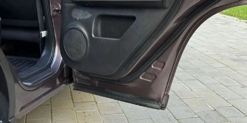 Nissan x-trail 2008 2.5 пробег- 258.000 км. кпп- автомат. полный привод птс- оригинал. 3 ключа. мотор полностью обслужен - запотевания устранены, новые катушки, свечи, масло с фильтром! кпп- также обслужена, новый радиатор охлаждения, трубки, масло с фильтром. кузов весь в родном окрасе за исключением задней левой двери и арки ( была притëртость). пороги, дно, низа дверей, арки - всё целое, заводское! в машине есть всё: мультируль, климат контроль, круиз контроль, доп. свет на крыше штатный, омыватель фар, датчик дождя, датчик света, эл. стекла и зеркала, подогрев сидений, птф, штатная магнитола и т. д. ходовая часть собранная - не гремит, не стучит ( новые шаровые, стойки стабилизатора, сайлентблоки). кардан отбалансирован, крестовины новые! салон ухоженный. юридически чистый! цена: 920.000 руб. тел: +79496462713 - фотография - 6