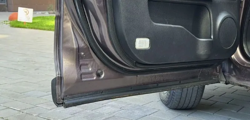 Nissan x-trail 2008 2.5 пробег- 258.000 км. кпп- автомат. полный привод птс- оригинал. 3 ключа. мотор полностью обслужен - запотевания устранены, новые катушки, свечи, масло с фильтром! кпп- также обслужена, новый радиатор охлаждения, трубки, масло с фильтром. кузов весь в родном окрасе за исключением задней левой двери и арки ( была притëртость). пороги, дно, низа дверей, арки - всё целое, заводское! в машине есть всё: мультируль, климат контроль, круиз контроль, доп. свет на крыше штатный, омыватель фар, датчик дождя, датчик света, эл. стекла и зеркала, подогрев сидений, птф, штатная магнитола и т. д. ходовая часть собранная - не гремит, не стучит ( новые шаровые, стойки стабилизатора, сайлентблоки). кардан отбалансирован, крестовины новые! салон ухоженный. юридически чистый! цена: 920.000 руб. тел: +79496462713 - фотография - 7