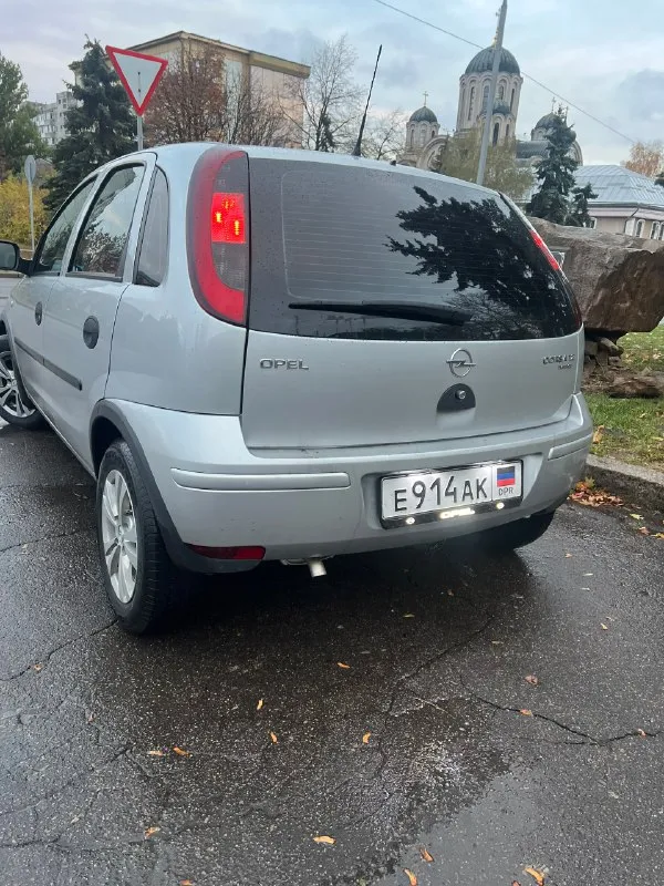 Отличный opel corsa 1.2 2006 года — надежный и экономичный городской автомобиль! продается проверенный временем автомобиль с простым и удобным двигателем объемом 1.2 литра, идеально подходит для ежедневных поездок и городских условий. машина в хорошем техническом состоянии, своевременно обслуживалась, есть все необходимые документы. основные характеристики: - год выпуска: 2006 - объем двигателя: 1.2 л, бензин - коробка передач:робот - пробег:114000км(растёт) плюсы: - экономичный расход топлива - просторный салон для своего класса - надежная и маневренная - регулярное обслуживание -цена:450.000₽ дополнительная информация: -идеальный вариант для начинающего водителя, компактный, простой и недорогой в обслуживании автомобиль - вложений не требует -два комплекта колес, зима, лето -вся в родном окрасе - в хорошем состоянии для своего возраста, всю жизнь в одной семье! готов на тест-драйв и осмотр, макеевка! звоните по телефону +79493419646 тг:, богдан 📞 звоните: +7(949)3419646 - фотография - 4