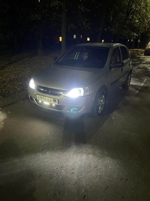 Отличный opel corsa 1.2 2006 года — надежный и экономичный городской автомобиль! продается проверенный временем автомобиль с простым и удобным двигателем объемом 1.2 литра, идеально подходит для ежедневных поездок и городских условий. машина в хорошем техническом состоянии, своевременно обслуживалась, есть все необходимые документы. основные характеристики: - год выпуска: 2006 - объем двигателя: 1.2 л, бензин - коробка передач:робот - пробег:114000км(растёт) плюсы: - экономичный расход топлива - просторный салон для своего класса - надежная и маневренная - регулярное обслуживание -цена:450.000₽ дополнительная информация: -идеальный вариант для начинающего водителя, компактный, простой и недорогой в обслуживании автомобиль - вложений не требует -два комплекта колес, зима, лето -вся в родном окрасе - в хорошем состоянии для своего возраста, всю жизнь в одной семье! готов на тест-драйв и осмотр, макеевка! звоните по телефону +79493419646 тг:, богдан 📞 звоните: +7(949)3419646 - фотография - 8