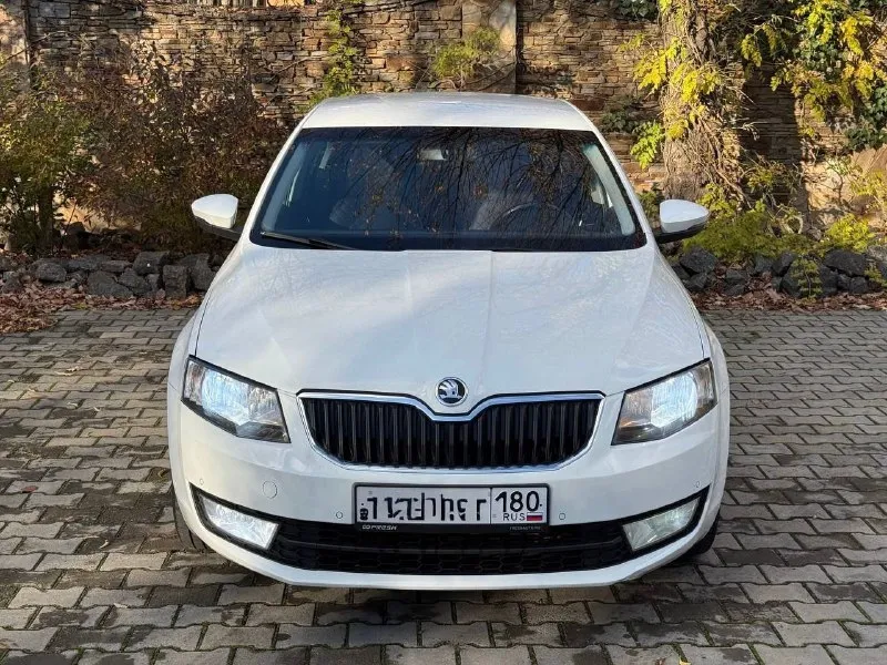 Продам skoda octavia a7 2016года, в хорошем состоянии. •224.000 тысяч пробега. в такси не была! •хорошая комплектация hockey edition •мотор 1.4т, полностью обслужен, едет бодро, на все свои 150сил. коробка автомат, работает отлично. все жидкости, фильтра заменены, тормозные колодки, свечи. •работает каждая кнопочка и лампочка. расход 8л город, 5-6л трасса. датчик света и дождя, круиз-контроль, боковые электрозеркала с обогревом. ассистент подъема в гору, парктроники спереди и сзади, охлаждающий перчаточный ящик. оригинальные литые r16диски, на хорошей летней резине michelin. салон в хорошем состоянии, не затерт, не порват. автомобиль в достойном состоянии, нет не рыжиков, не вмятин, в живую выглядит еще лучше! вся безопасность на месте. штатная сигнализация с центральным замком. документы в полном порядке, я хозяин по документам машина находится в г. донецке, осмотр в любое время дня и ночи. 💵1.230.000 рублей, торг присутсвуется. 📞+79494232412 - фотография - 2