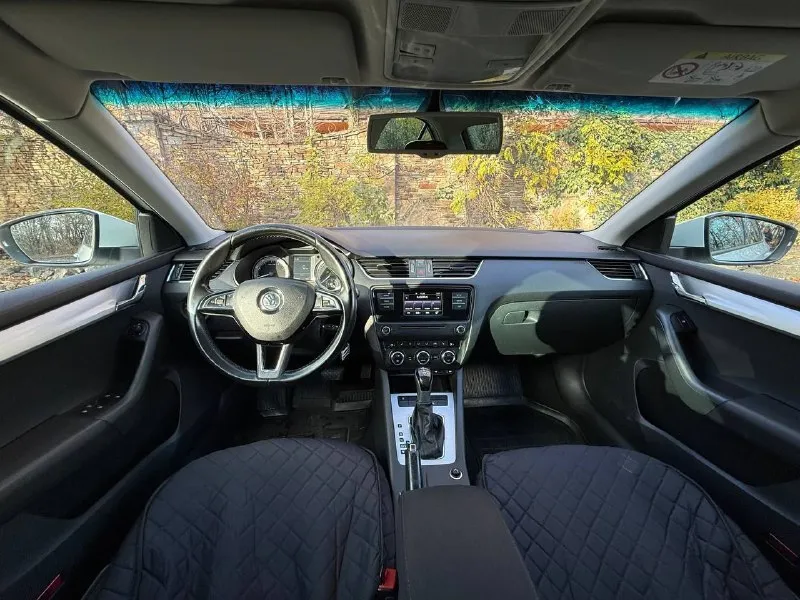 Продам skoda octavia a7 2016года, в хорошем состоянии. •224.000 тысяч пробега. в такси не была! •хорошая комплектация hockey edition •мотор 1.4т, полностью обслужен, едет бодро, на все свои 150сил. коробка автомат, работает отлично. все жидкости, фильтра заменены, тормозные колодки, свечи. •работает каждая кнопочка и лампочка. расход 8л город, 5-6л трасса. датчик света и дождя, круиз-контроль, боковые электрозеркала с обогревом. ассистент подъема в гору, парктроники спереди и сзади, охлаждающий перчаточный ящик. оригинальные литые r16диски, на хорошей летней резине michelin. салон в хорошем состоянии, не затерт, не порват. автомобиль в достойном состоянии, нет не рыжиков, не вмятин, в живую выглядит еще лучше! вся безопасность на месте. штатная сигнализация с центральным замком. документы в полном порядке, я хозяин по документам машина находится в г. донецке, осмотр в любое время дня и ночи. 💵1.230.000 рублей, торг присутсвуется. 📞+79494232412 - фотография - 7