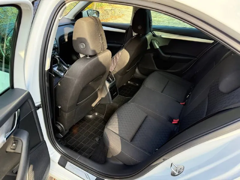 Продам skoda octavia a7 2016года, в хорошем состоянии. •224.000 тысяч пробега. в такси не была! •хорошая комплектация hockey edition •мотор 1.4т, полностью обслужен, едет бодро, на все свои 150сил. коробка автомат, работает отлично. все жидкости, фильтра заменены, тормозные колодки, свечи. •работает каждая кнопочка и лампочка. расход 8л город, 5-6л трасса. датчик света и дождя, круиз-контроль, боковые электрозеркала с обогревом. ассистент подъема в гору, парктроники спереди и сзади, охлаждающий перчаточный ящик. оригинальные литые r16диски, на хорошей летней резине michelin. салон в хорошем состоянии, не затерт, не порват. автомобиль в достойном состоянии, нет не рыжиков, не вмятин, в живую выглядит еще лучше! вся безопасность на месте. штатная сигнализация с центральным замком. документы в полном порядке, я хозяин по документам машина находится в г. донецке, осмотр в любое время дня и ночи. 💵1.230.000 рублей, торг присутсвуется. 📞+79494232412 - фотография - 8