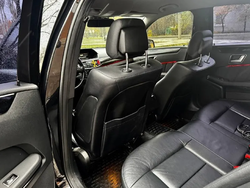 В продаж красивый и в тоже время строгий mercedes benz e-class w212, 2012 года выпуска с родным пробегом 148.000 км! автомобиль на бензиновом 3.5 моторе, расходники недавно поменял, цепи поменяны, ничего делать не нужно! коробка абсолютно без каких либо проблем, полный привод работает как надо без проблем, технические жидкости поменял. по кузову никаких моментов нет, автомобиль в родной краске, за машиной следил вид как на фото! достойная комплектация: электро регулировки сидений, подогревы, мульти руль, хорошая музыка, датчики дождя и света, камера заднего вида, парктроники, круиз контроль, изменяемая подсветка и куча остального! с документами полный порядок, любой вид переоформления, осмотр в донецке! цена: 1.680.000 ₽, торг быстрому покупателю +7 (949) 628-72-17 📞 звоните: +7(949)6287217 - фотография - 10