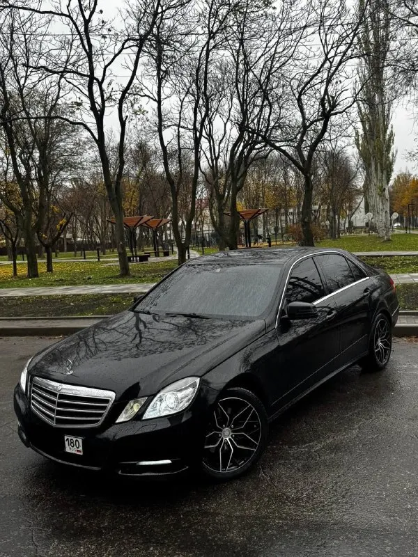 В продаж красивый и в тоже время строгий mercedes benz e-class w212, 2012 года выпуска с родным пробегом 148.000 км! автомобиль на бензиновом 3.5 моторе, расходники недавно поменял, цепи поменяны, ничего делать не нужно! коробка абсолютно без каких либо проблем, полный привод работает как надо без проблем, технические жидкости поменял. по кузову никаких моментов нет, автомобиль в родной краске, за машиной следил вид как на фото! достойная комплектация: электро регулировки сидений, подогревы, мульти руль, хорошая музыка, датчики дождя и света, камера заднего вида, парктроники, круиз контроль, изменяемая подсветка и куча остального! с документами полный порядок, любой вид переоформления, осмотр в донецке! цена: 1.680.000 ₽, торг быстрому покупателю +7 (949) 628-72-17 📞 звоните: +7(949)6287217 - фотография - 2