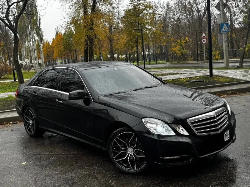 В продаж красивый и в тоже время строгий mercedes benz e-class w212, 2012 года выпуска с родным пробегом 148.000 км! автомобиль на бензиновом 3.5 моторе, расходники недавно поменял, цепи поменяны, ничего делать не нужно! коробка абсолютно без каких либо проблем, полный привод работает как надо без проблем, технические жидкости поменял. по кузову никаких моментов нет, автомобиль в родной краске, за машиной следил вид как на фото! достойная комплектация: электро регулировки сидений, подогревы, мульти руль, хорошая музыка, датчики дождя и света, камера заднего вида, парктроники, круиз контроль, изменяемая подсветка и куча остального! с документами полный порядок, любой вид переоформления, осмотр в донецке! цена: 1.680.000 ₽, торг быстрому покупателю +7 (949) 628-72-17 📞 звоните: +7(949)6287217 - фотография - 3