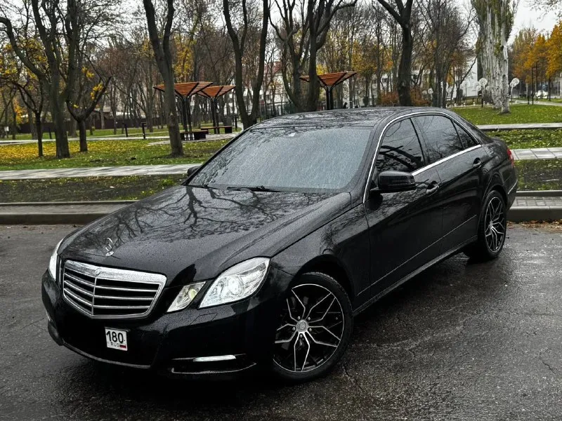 В продаж красивый и в тоже время строгий mercedes benz e-class w212, 2012 года выпуска с родным пробегом 148.000 км! автомобиль на бензиновом 3.5 моторе, расходники недавно поменял, цепи поменяны, ничего делать не нужно! коробка абсолютно без каких либо проблем, полный привод работает как надо без проблем, технические жидкости поменял. по кузову никаких моментов нет, автомобиль в родной краске, за машиной следил вид как на фото! достойная комплектация: электро регулировки сидений, подогревы, мульти руль, хорошая музыка, датчики дождя и света, камера заднего вида, парктроники, круиз контроль, изменяемая подсветка и куча остального! с документами полный порядок, любой вид переоформления, осмотр в донецке! цена: 1.680.000 ₽, торг быстрому покупателю +7 (949) 628-72-17 📞 звоните: +7(949)6287217 - фотография - 4