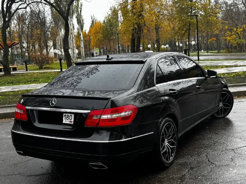 В продаж красивый и в тоже время строгий mercedes benz e-class w212, 2012 года выпуска с родным пробегом 148.000 км! автомобиль на бензиновом 3.5 моторе, расходники недавно поменял, цепи поменяны, ничего делать не нужно! коробка абсолютно без каких либо проблем, полный привод работает как надо без проблем, технические жидкости поменял. по кузову никаких моментов нет, автомобиль в родной краске, за машиной следил вид как на фото! достойная комплектация: электро регулировки сидений, подогревы, мульти руль, хорошая музыка, датчики дождя и света, камера заднего вида, парктроники, круиз контроль, изменяемая подсветка и куча остального! с документами полный порядок, любой вид переоформления, осмотр в донецке! цена: 1.680.000 ₽, торг быстрому покупателю +7 (949) 628-72-17 📞 звоните: +7(949)6287217 - фотография - 5