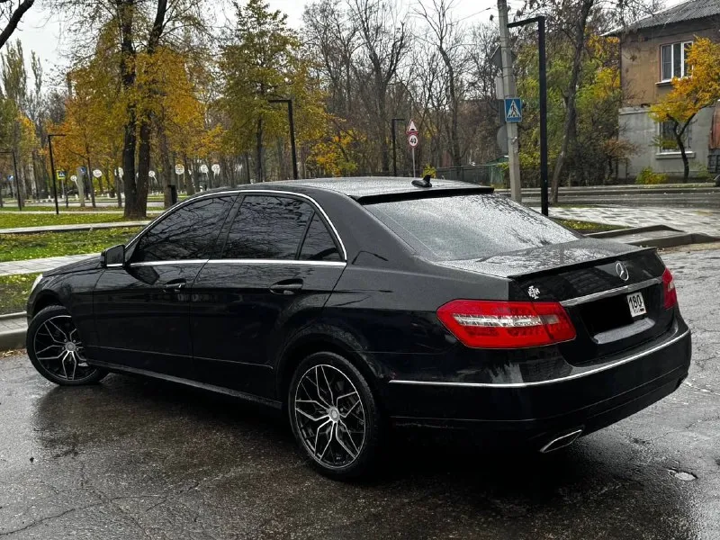 В продаж красивый и в тоже время строгий mercedes benz e-class w212, 2012 года выпуска с родным пробегом 148.000 км! автомобиль на бензиновом 3.5 моторе, расходники недавно поменял, цепи поменяны, ничего делать не нужно! коробка абсолютно без каких либо проблем, полный привод работает как надо без проблем, технические жидкости поменял. по кузову никаких моментов нет, автомобиль в родной краске, за машиной следил вид как на фото! достойная комплектация: электро регулировки сидений, подогревы, мульти руль, хорошая музыка, датчики дождя и света, камера заднего вида, парктроники, круиз контроль, изменяемая подсветка и куча остального! с документами полный порядок, любой вид переоформления, осмотр в донецке! цена: 1.680.000 ₽, торг быстрому покупателю +7 (949) 628-72-17 📞 звоните: +7(949)6287217 - фотография - 6