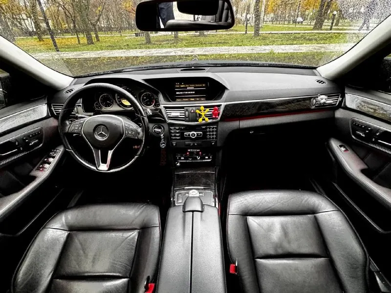 В продаж красивый и в тоже время строгий mercedes benz e-class w212, 2012 года выпуска с родным пробегом 148.000 км! автомобиль на бензиновом 3.5 моторе, расходники недавно поменял, цепи поменяны, ничего делать не нужно! коробка абсолютно без каких либо проблем, полный привод работает как надо без проблем, технические жидкости поменял. по кузову никаких моментов нет, автомобиль в родной краске, за машиной следил вид как на фото! достойная комплектация: электро регулировки сидений, подогревы, мульти руль, хорошая музыка, датчики дождя и света, камера заднего вида, парктроники, круиз контроль, изменяемая подсветка и куча остального! с документами полный порядок, любой вид переоформления, осмотр в донецке! цена: 1.680.000 ₽, торг быстрому покупателю +7 (949) 628-72-17 📞 звоните: +7(949)6287217 - фотография - 7