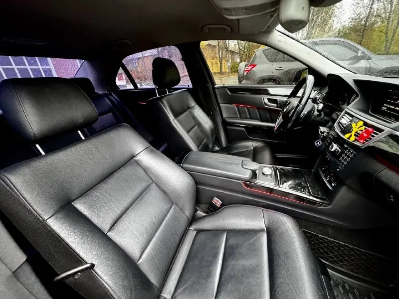 В продаж красивый и в тоже время строгий mercedes benz e-class w212, 2012 года выпуска с родным пробегом 148.000 км! автомобиль на бензиновом 3.5 моторе, расходники недавно поменял, цепи поменяны, ничего делать не нужно! коробка абсолютно без каких либо проблем, полный привод работает как надо без проблем, технические жидкости поменял. по кузову никаких моментов нет, автомобиль в родной краске, за машиной следил вид как на фото! достойная комплектация: электро регулировки сидений, подогревы, мульти руль, хорошая музыка, датчики дождя и света, камера заднего вида, парктроники, круиз контроль, изменяемая подсветка и куча остального! с документами полный порядок, любой вид переоформления, осмотр в донецке! цена: 1.680.000 ₽, торг быстрому покупателю +7 (949) 628-72-17 📞 звоните: +7(949)6287217 - фотография - 8