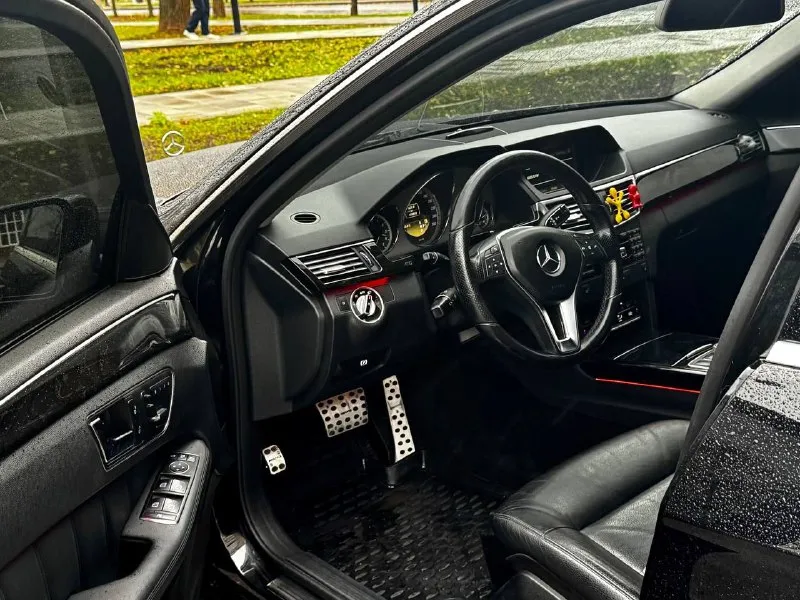 В продаж красивый и в тоже время строгий mercedes benz e-class w212, 2012 года выпуска с родным пробегом 148.000 км! автомобиль на бензиновом 3.5 моторе, расходники недавно поменял, цепи поменяны, ничего делать не нужно! коробка абсолютно без каких либо проблем, полный привод работает как надо без проблем, технические жидкости поменял. по кузову никаких моментов нет, автомобиль в родной краске, за машиной следил вид как на фото! достойная комплектация: электро регулировки сидений, подогревы, мульти руль, хорошая музыка, датчики дождя и света, камера заднего вида, парктроники, круиз контроль, изменяемая подсветка и куча остального! с документами полный порядок, любой вид переоформления, осмотр в донецке! цена: 1.680.000 ₽, торг быстрому покупателю +7 (949) 628-72-17 📞 звоните: +7(949)6287217 - фотография - 9
