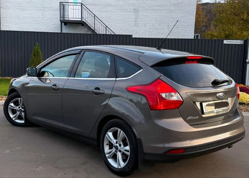 Продам ford focus 3, года выпуска 2014 объём двигателя 1.6 125 л. с, коробка автомат, родной пробег 195.000км, авто без дтп, в родном окрасе, автотека✅ цена 800.000р комплектация: климат контроль, круиз контроль, складывание зеркал, мультируль, 4-эл стеклоподъёмника, подогрев передних сидений, электро привод зеркал, обогрев зеркал, датчик света и дождя, бортовой компьютер, линзованая оптика, противотуманные фары, обогрев лобового, обогрев заднего стекла, мультимедиа парктроники, и много прочего для комфортного вождения, автомобиль всегда обслуживался по регламенту, технический без вложений! кузов без нюансов от слова совсем! цена 800.000 номер телефона +7(949)564-47-36 +79496209974 г. донецк - фотография - 3