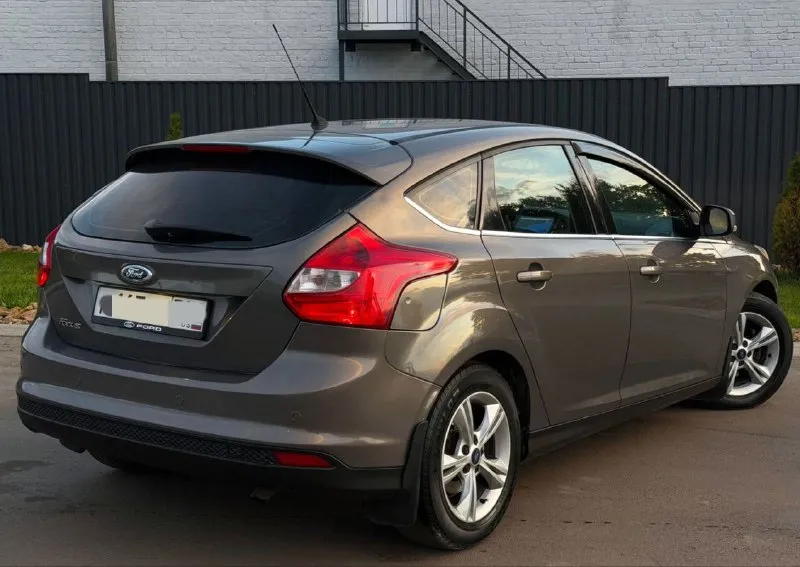 Продам ford focus 3, года выпуска 2014 объём двигателя 1.6 125 л. с, коробка автомат, родной пробег 195.000км, авто без дтп, в родном окрасе, автотека✅ цена 800.000р комплектация: климат контроль, круиз контроль, складывание зеркал, мультируль, 4-эл стеклоподъёмника, подогрев передних сидений, электро привод зеркал, обогрев зеркал, датчик света и дождя, бортовой компьютер, линзованая оптика, противотуманные фары, обогрев лобового, обогрев заднего стекла, мультимедиа парктроники, и много прочего для комфортного вождения, автомобиль всегда обслуживался по регламенту, технический без вложений! кузов без нюансов от слова совсем! цена 800.000 номер телефона +7(949)564-47-36 +79496209974 г. донецк - фотография - 4