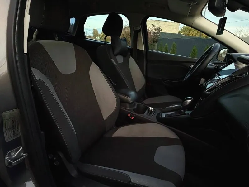 Продам ford focus 3, года выпуска 2014 объём двигателя 1.6 125 л. с, коробка автомат, родной пробег 195.000км, авто без дтп, в родном окрасе, автотека✅ цена 800.000р комплектация: климат контроль, круиз контроль, складывание зеркал, мультируль, 4-эл стеклоподъёмника, подогрев передних сидений, электро привод зеркал, обогрев зеркал, датчик света и дождя, бортовой компьютер, линзованая оптика, противотуманные фары, обогрев лобового, обогрев заднего стекла, мультимедиа парктроники, и много прочего для комфортного вождения, автомобиль всегда обслуживался по регламенту, технический без вложений! кузов без нюансов от слова совсем! цена 800.000 номер телефона +7(949)564-47-36 +79496209974 г. донецк - фотография - 7