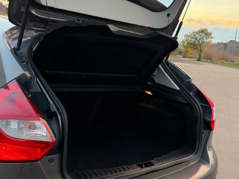 Продам ford focus 3, года выпуска 2014 объём двигателя 1.6 125 л. с, коробка автомат, родной пробег 195.000км, авто без дтп, в родном окрасе, автотека✅ цена 800.000р комплектация: климат контроль, круиз контроль, складывание зеркал, мультируль, 4-эл стеклоподъёмника, подогрев передних сидений, электро привод зеркал, обогрев зеркал, датчик света и дождя, бортовой компьютер, линзованая оптика, противотуманные фары, обогрев лобового, обогрев заднего стекла, мультимедиа парктроники, и много прочего для комфортного вождения, автомобиль всегда обслуживался по регламенту, технический без вложений! кузов без нюансов от слова совсем! цена 800.000 номер телефона +7(949)564-47-36 +79496209974 г. донецк - фотография - 9