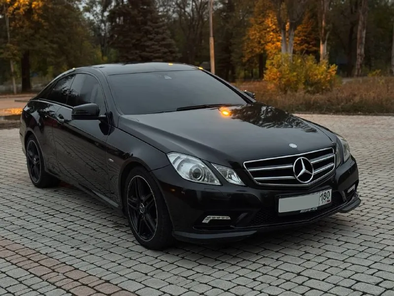 Представляю к вашему вниманию действительно живой вариант mercedes benz w212 coupe год 2010 мотор 1.8т без масложора, без ошибок и прочих проблем. коробка автомат, чувствует себя прекрасно, без пинков. итак, это е250, модификация на 204 силы с завода. хорошая комплектация, красивый салон на красной коже, регулируемая подсветка салона, память сидений и руля, подогрев передних сидений и зеркал, 2х зонный климат контроль (рабочий), круиз контроль, два ключа, тонировка в круг, черный потолок. прошла 219т, родной пробег, история обслуживания с 2019 года, заказ-наряды отдам вместе с машиной, из недавнего замена масляного стакана, теплообменника двс, замена масла в акпп и в двс, замена тосола, бензонасоса и бенз фильтра. кузов в хорошем состоянии, под керамикой, резина хорошая, едет на все свои 204 л. с, никогда не подводила на дальних расстояниях. птс оригинал, от машины не избавляемся, хотим обновиться. естественно владелец, переоформление без проблем. осмотр макеевка цена 1.350.000 +79494126615 - фотография - 2