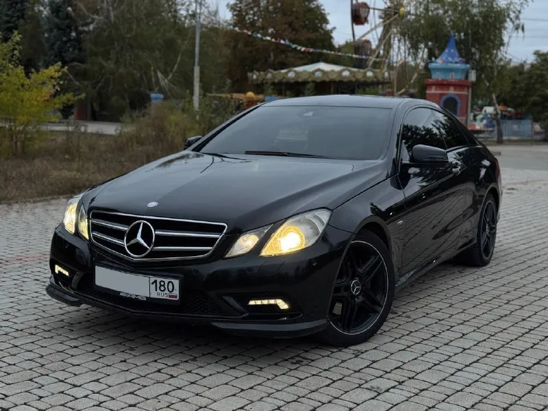 Представляю к вашему вниманию действительно живой вариант mercedes benz w212 coupe год 2010 мотор 1.8т без масложора, без ошибок и прочих проблем. коробка автомат, чувствует себя прекрасно, без пинков. итак, это е250, модификация на 204 силы с завода. хорошая комплектация, красивый салон на красной коже, регулируемая подсветка салона, память сидений и руля, подогрев передних сидений и зеркал, 2х зонный климат контроль (рабочий), круиз контроль, два ключа, тонировка в круг, черный потолок. прошла 219т, родной пробег, история обслуживания с 2019 года, заказ-наряды отдам вместе с машиной, из недавнего замена масляного стакана, теплообменника двс, замена масла в акпп и в двс, замена тосола, бензонасоса и бенз фильтра. кузов в хорошем состоянии, под керамикой, резина хорошая, едет на все свои 204 л. с, никогда не подводила на дальних расстояниях. птс оригинал, от машины не избавляемся, хотим обновиться. естественно владелец, переоформление без проблем. осмотр макеевка цена 1.350.000 +79494126615 - фотография - 3