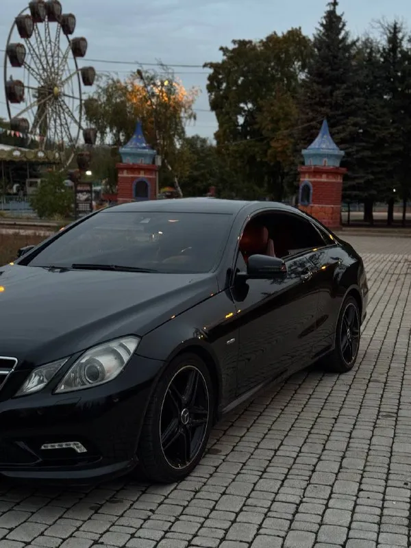 Представляю к вашему вниманию действительно живой вариант mercedes benz w212 coupe год 2010 мотор 1.8т без масложора, без ошибок и прочих проблем. коробка автомат, чувствует себя прекрасно, без пинков. итак, это е250, модификация на 204 силы с завода. хорошая комплектация, красивый салон на красной коже, регулируемая подсветка салона, память сидений и руля, подогрев передних сидений и зеркал, 2х зонный климат контроль (рабочий), круиз контроль, два ключа, тонировка в круг, черный потолок. прошла 219т, родной пробег, история обслуживания с 2019 года, заказ-наряды отдам вместе с машиной, из недавнего замена масляного стакана, теплообменника двс, замена масла в акпп и в двс, замена тосола, бензонасоса и бенз фильтра. кузов в хорошем состоянии, под керамикой, резина хорошая, едет на все свои 204 л. с, никогда не подводила на дальних расстояниях. птс оригинал, от машины не избавляемся, хотим обновиться. естественно владелец, переоформление без проблем. осмотр макеевка цена 1.350.000 +79494126615 - фотография - 4