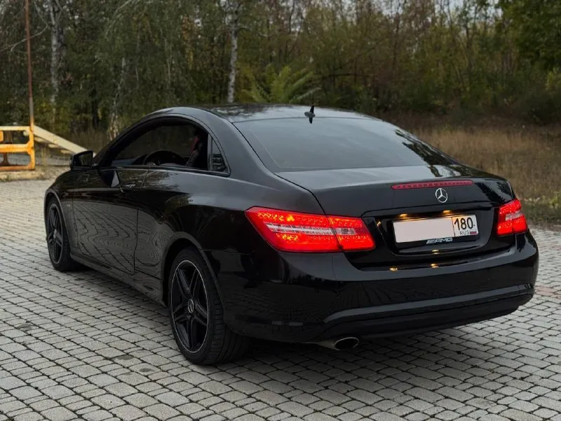 Представляю к вашему вниманию действительно живой вариант mercedes benz w212 coupe год 2010 мотор 1.8т без масложора, без ошибок и прочих проблем. коробка автомат, чувствует себя прекрасно, без пинков. итак, это е250, модификация на 204 силы с завода. хорошая комплектация, красивый салон на красной коже, регулируемая подсветка салона, память сидений и руля, подогрев передних сидений и зеркал, 2х зонный климат контроль (рабочий), круиз контроль, два ключа, тонировка в круг, черный потолок. прошла 219т, родной пробег, история обслуживания с 2019 года, заказ-наряды отдам вместе с машиной, из недавнего замена масляного стакана, теплообменника двс, замена масла в акпп и в двс, замена тосола, бензонасоса и бенз фильтра. кузов в хорошем состоянии, под керамикой, резина хорошая, едет на все свои 204 л. с, никогда не подводила на дальних расстояниях. птс оригинал, от машины не избавляемся, хотим обновиться. естественно владелец, переоформление без проблем. осмотр макеевка цена 1.350.000 +79494126615 - фотография - 5