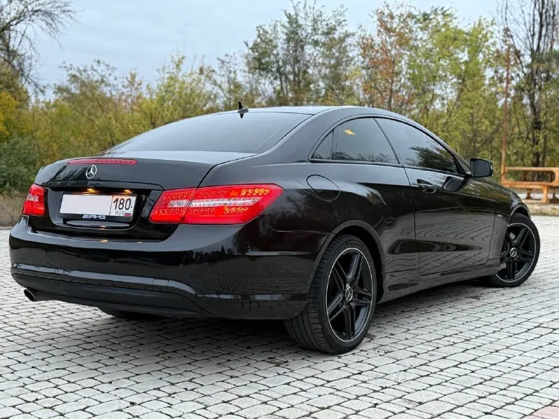 Представляю к вашему вниманию действительно живой вариант mercedes benz w212 coupe год 2010 мотор 1.8т без масложора, без ошибок и прочих проблем. коробка автомат, чувствует себя прекрасно, без пинков. итак, это е250, модификация на 204 силы с завода. хорошая комплектация, красивый салон на красной коже, регулируемая подсветка салона, память сидений и руля, подогрев передних сидений и зеркал, 2х зонный климат контроль (рабочий), круиз контроль, два ключа, тонировка в круг, черный потолок. прошла 219т, родной пробег, история обслуживания с 2019 года, заказ-наряды отдам вместе с машиной, из недавнего замена масляного стакана, теплообменника двс, замена масла в акпп и в двс, замена тосола, бензонасоса и бенз фильтра. кузов в хорошем состоянии, под керамикой, резина хорошая, едет на все свои 204 л. с, никогда не подводила на дальних расстояниях. птс оригинал, от машины не избавляемся, хотим обновиться. естественно владелец, переоформление без проблем. осмотр макеевка цена 1.350.000 +79494126615 - фотография - 6