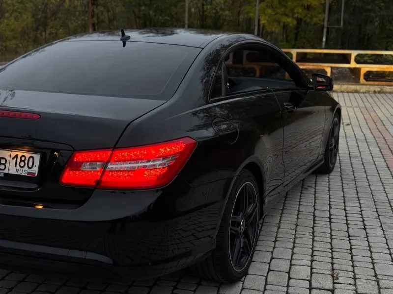 Представляю к вашему вниманию действительно живой вариант mercedes benz w212 coupe год 2010 мотор 1.8т без масложора, без ошибок и прочих проблем. коробка автомат, чувствует себя прекрасно, без пинков. итак, это е250, модификация на 204 силы с завода. хорошая комплектация, красивый салон на красной коже, регулируемая подсветка салона, память сидений и руля, подогрев передних сидений и зеркал, 2х зонный климат контроль (рабочий), круиз контроль, два ключа, тонировка в круг, черный потолок. прошла 219т, родной пробег, история обслуживания с 2019 года, заказ-наряды отдам вместе с машиной, из недавнего замена масляного стакана, теплообменника двс, замена масла в акпп и в двс, замена тосола, бензонасоса и бенз фильтра. кузов в хорошем состоянии, под керамикой, резина хорошая, едет на все свои 204 л. с, никогда не подводила на дальних расстояниях. птс оригинал, от машины не избавляемся, хотим обновиться. естественно владелец, переоформление без проблем. осмотр макеевка цена 1.350.000 +79494126615 - фотография - 7