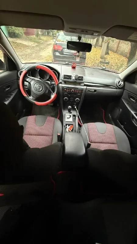 Mazda 3 2004г ( mazda 3) пробег 207т. км двигатель работает ровно, масло не ест. коробка простая и надёжная, передачи все включаются ровно, работает как положено. кузов ровный, все стекла родные. салон опрятный, не затертый, не прокуренный. ходовая часть обслужена, ничего не стучит. комплектация: гур, эл. стеклоподъёмники, эл. регулировка зеркал(с подогревом) кондиционер (работает исправно) датчик света/дождя, обогрев заднего стекла. за машину не стыдно, с документами полный порядок. цена 579.р, торг у капота. +79497182722 осмотр г. донецк, кировский район 📞 звоните: +7(949)7182722 - фотография - 4