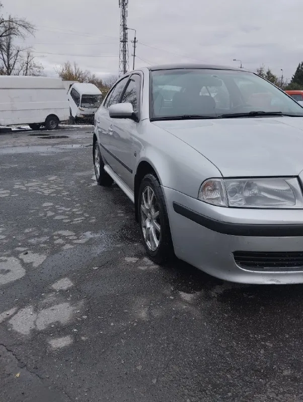 Skoda 2008 г. 1.8. пробег 280 тыс. машина обслуж. недавно прошло большое т. о. поменял стойки, блины, опорные, подушки, свечи, грм, помпа. на данный момент без вложений. цена 650 хороший торг. 79493111246 📞 звоните: +7(949)3111246 - фотография - 3