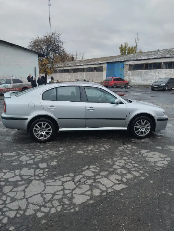 Skoda 2008 г. 1.8. пробег 280 тыс. машина обслуж. недавно прошло большое т. о. поменял стойки, блины, опорные, подушки, свечи, грм, помпа. на данный момент без вложений. цена 650 хороший торг. 79493111246 📞 звоните: +7(949)3111246 - фотография - 4