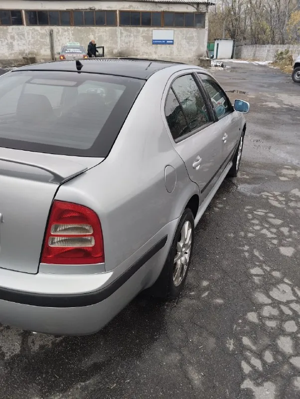 Skoda 2008 г. 1.8. пробег 280 тыс. машина обслуж. недавно прошло большое т. о. поменял стойки, блины, опорные, подушки, свечи, грм, помпа. на данный момент без вложений. цена 650 хороший торг. 79493111246 📞 звоните: +7(949)3111246 - фотография - 6