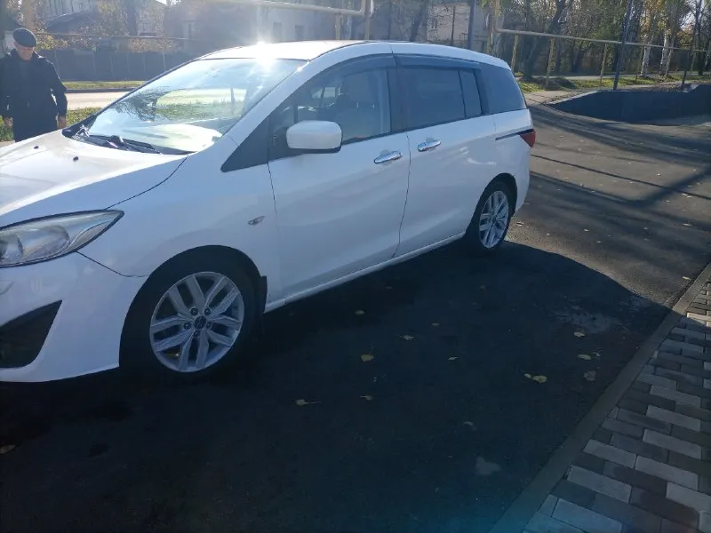 Продам 7-ми местный минивэн мазда-5, 2.0 бензин,2011г. в. пробег 236 000км. цена 1,2млн, торг около авто. машина покупалась в салоне луганска(при украине), всю жизнь была в одних руках, в птс один собственник. даигатель цепной, работает отлично, масло не ест и не дымит, работает отлично без пинков, пробуксовок(фильтр и масло новое), в двигателе масло также новое. ходовая в полном порядке. комплектация:климатконтроль, abs, esp, airbag, гур, подогрев передних седений(работает), омыватель фар, датчики дпвления шин, линзованый свет(светит очень хорошо), птф, чехлы из экокожи, красивые модельные коврики+комплект летних ковриков, легкосплавные диски r17,установлена андроид магнитола+камера заднего вида+передняя камера+задний парктроник, сигнализация с обратной связью+автозапуск. отличная, комфортная машина. вопросы по телефону +79590057091 или +79591719008 смотреть в г. брянка, лнр 📞 звоните: +7(959)0057091 - фотография - 2