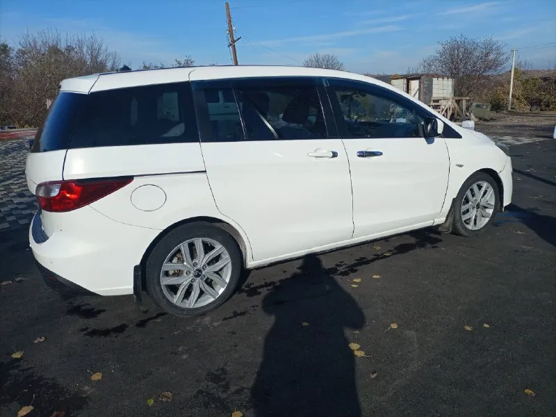 Продам 7-ми местный минивэн мазда-5, 2.0 бензин,2011г. в. пробег 236 000км. цена 1,2млн, торг около авто. машина покупалась в салоне луганска(при украине), всю жизнь была в одних руках, в птс один собственник. даигатель цепной, работает отлично, масло не ест и не дымит, работает отлично без пинков, пробуксовок(фильтр и масло новое), в двигателе масло также новое. ходовая в полном порядке. комплектация:климатконтроль, abs, esp, airbag, гур, подогрев передних седений(работает), омыватель фар, датчики дпвления шин, линзованый свет(светит очень хорошо), птф, чехлы из экокожи, красивые модельные коврики+комплект летних ковриков, легкосплавные диски r17,установлена андроид магнитола+камера заднего вида+передняя камера+задний парктроник, сигнализация с обратной связью+автозапуск. отличная, комфортная машина. вопросы по телефону +79590057091 или +79591719008 смотреть в г. брянка, лнр 📞 звоните: +7(959)0057091 - фотография - 6