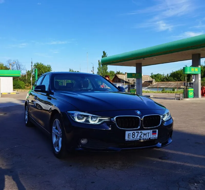 Bmw 320i f30 2.0 мотор, 2015 год, пробег 195 тыс км. двухзонный климат, кожа, камера, парктроники, электрорегулировка и память сидений, мультируль, люк. автомобиль обслужен, вложений не требует. 2 комплекта резины. цена 1750000 р все вопросы по телефону +7 949 308-46-24 📲 tg: @nicklev22 📞 звоните: +7(949)3084624 - фотография - 2