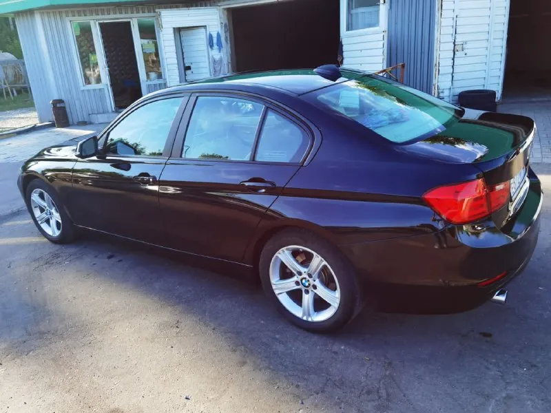 Bmw 320i f30 2.0 мотор, 2015 год, пробег 195 тыс км. двухзонный климат, кожа, камера, парктроники, электрорегулировка и память сидений, мультируль, люк. автомобиль обслужен, вложений не требует. 2 комплекта резины. цена 1750000 р все вопросы по телефону +7 949 308-46-24 📲 tg: @nicklev22 📞 звоните: +7(949)3084624 - фотография - 4