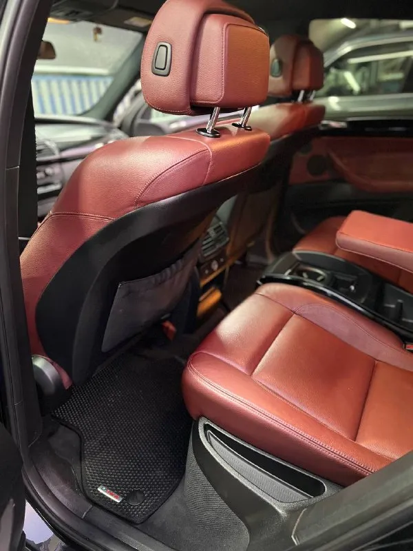 Bmw x6 4.4at 2010г пробег 236 000км легенда баварского автопрома. в оригинальном обвесе hamann. сочетание атмосферного v8 с автоматической 8 ступенчатой коробкой, на полном приводе никого не оставит равнодушным !! в музейном состоянии! кристально зеленая автотека, без дтп и окрасов! полностью обслужена. покрыта дорогой керамикой и антидождем. юридически все чисто и прозрачно, без залогов, без ограничений, без штрафов. стоит на учете! любые проверки. для ценителей! климат-контроль двухзонный, салон кожа, кожаный руль, обогрев передних, задних сидений, зеркал, электропривод передних сидений, зеркал. цена: 2 200 000р торг, обмен на бмв. звонить сюда - +7 928 758-41-41 📲 tg: 📞 звоните: +7(928)7584141 - фотография - 10