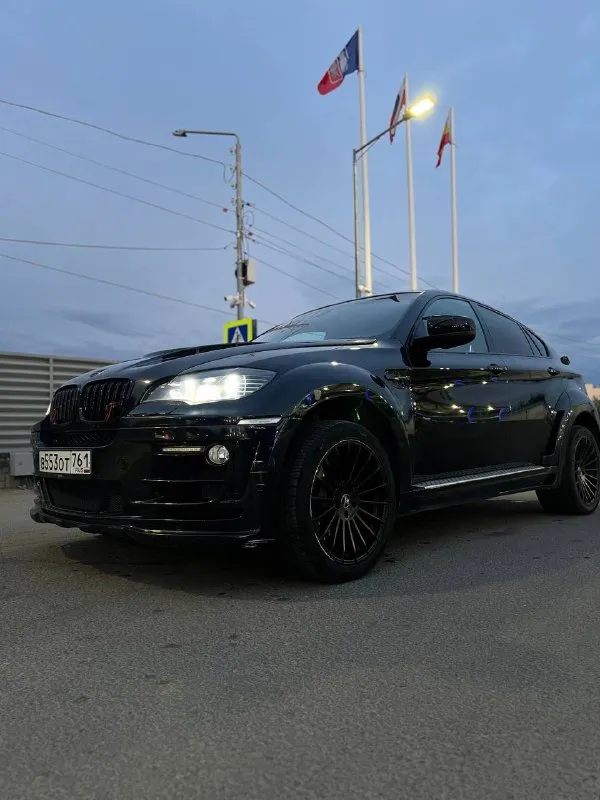 Bmw x6 4.4at 2010г пробег 236 000км легенда баварского автопрома. в оригинальном обвесе hamann. сочетание атмосферного v8 с автоматической 8 ступенчатой коробкой, на полном приводе никого не оставит равнодушным !! в музейном состоянии! кристально зеленая автотека, без дтп и окрасов! полностью обслужена. покрыта дорогой керамикой и антидождем. юридически все чисто и прозрачно, без залогов, без ограничений, без штрафов. стоит на учете! любые проверки. для ценителей! климат-контроль двухзонный, салон кожа, кожаный руль, обогрев передних, задних сидений, зеркал, электропривод передних сидений, зеркал. цена: 2 200 000р торг, обмен на бмв. звонить сюда - +7 928 758-41-41 📲 tg: 📞 звоните: +7(928)7584141 - фотография - 3