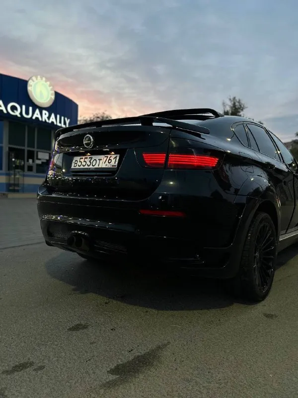 Bmw x6 4.4at 2010г пробег 236 000км легенда баварского автопрома. в оригинальном обвесе hamann. сочетание атмосферного v8 с автоматической 8 ступенчатой коробкой, на полном приводе никого не оставит равнодушным !! в музейном состоянии! кристально зеленая автотека, без дтп и окрасов! полностью обслужена. покрыта дорогой керамикой и антидождем. юридически все чисто и прозрачно, без залогов, без ограничений, без штрафов. стоит на учете! любые проверки. для ценителей! климат-контроль двухзонный, салон кожа, кожаный руль, обогрев передних, задних сидений, зеркал, электропривод передних сидений, зеркал. цена: 2 200 000р торг, обмен на бмв. звонить сюда - +7 928 758-41-41 📲 tg: 📞 звоните: +7(928)7584141 - фотография - 4